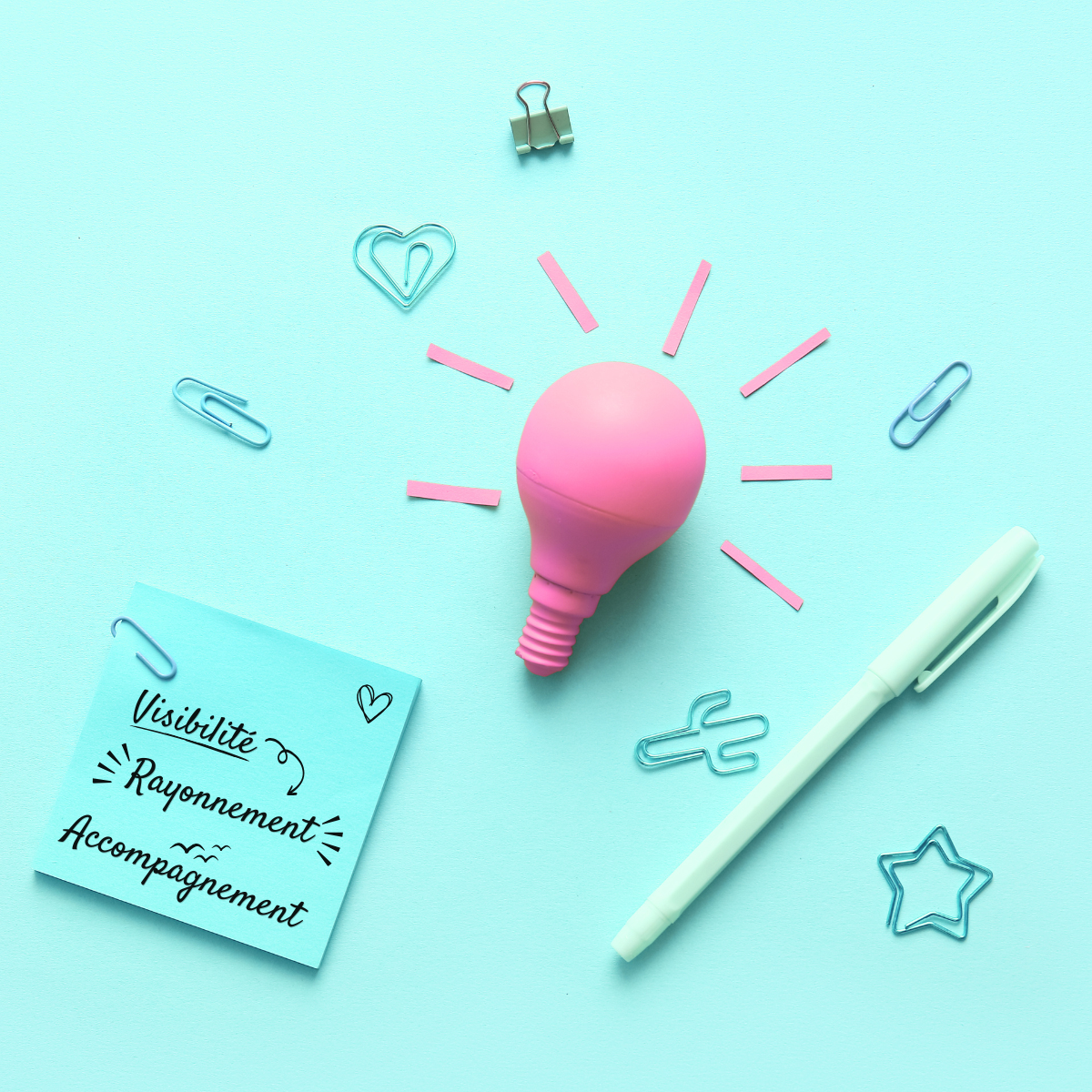 Ampoule rose symbolisant la créativité, avec un pense-bête indiquant visibilité, rayonnement et accompagnement